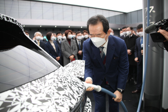 정세균 국무총리가 18일 경기도 화성시 현대차 남양기술연구소를 방문해 전기차 충전 시스템을 참관하고 있다. 연합뉴스